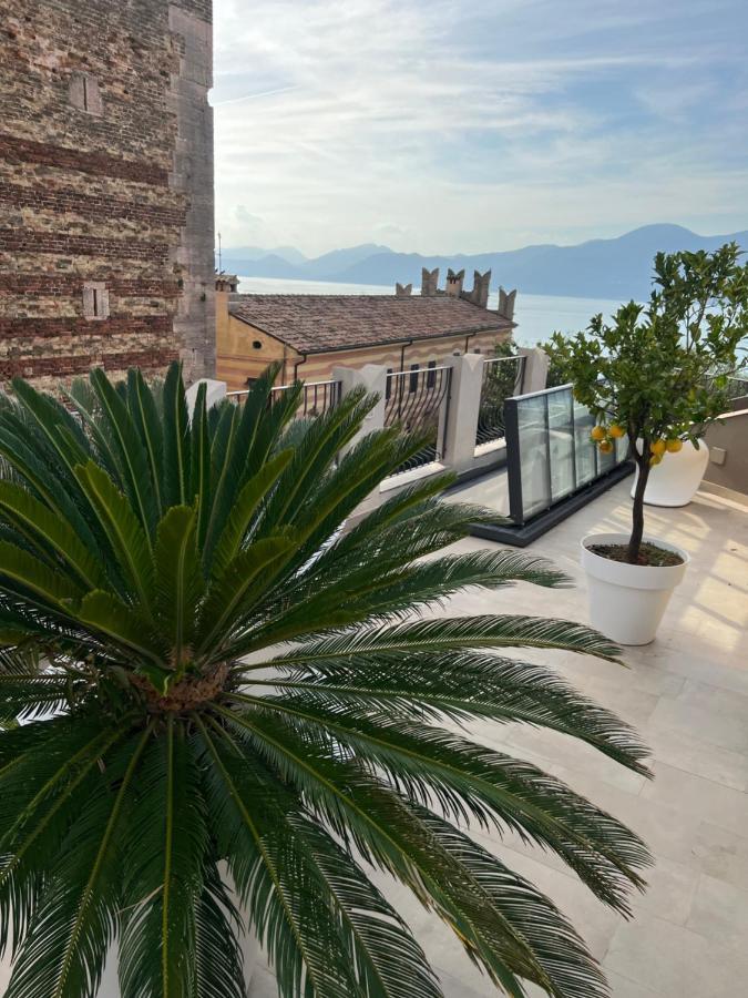 Suite La Castellana Torri Del Benaco Bagian luar foto