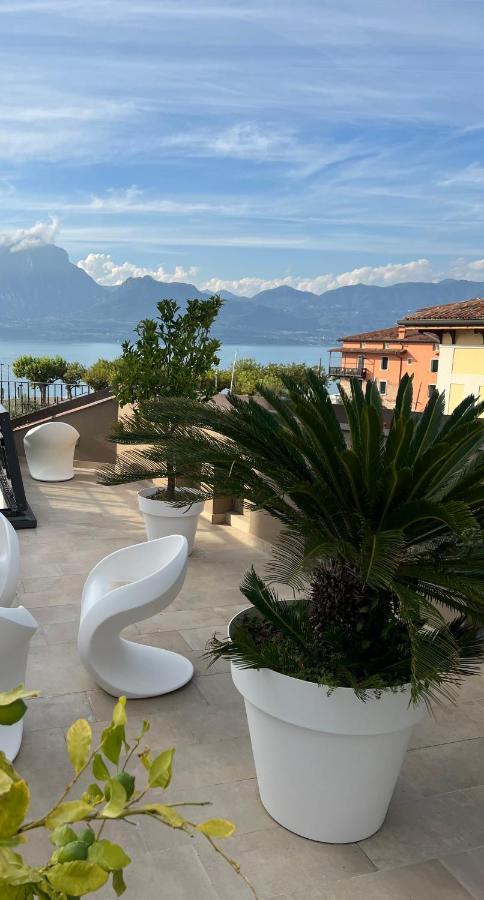 Suite La Castellana Torri Del Benaco Bagian luar foto