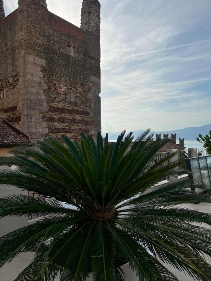 Suite La Castellana Torri Del Benaco Bagian luar foto