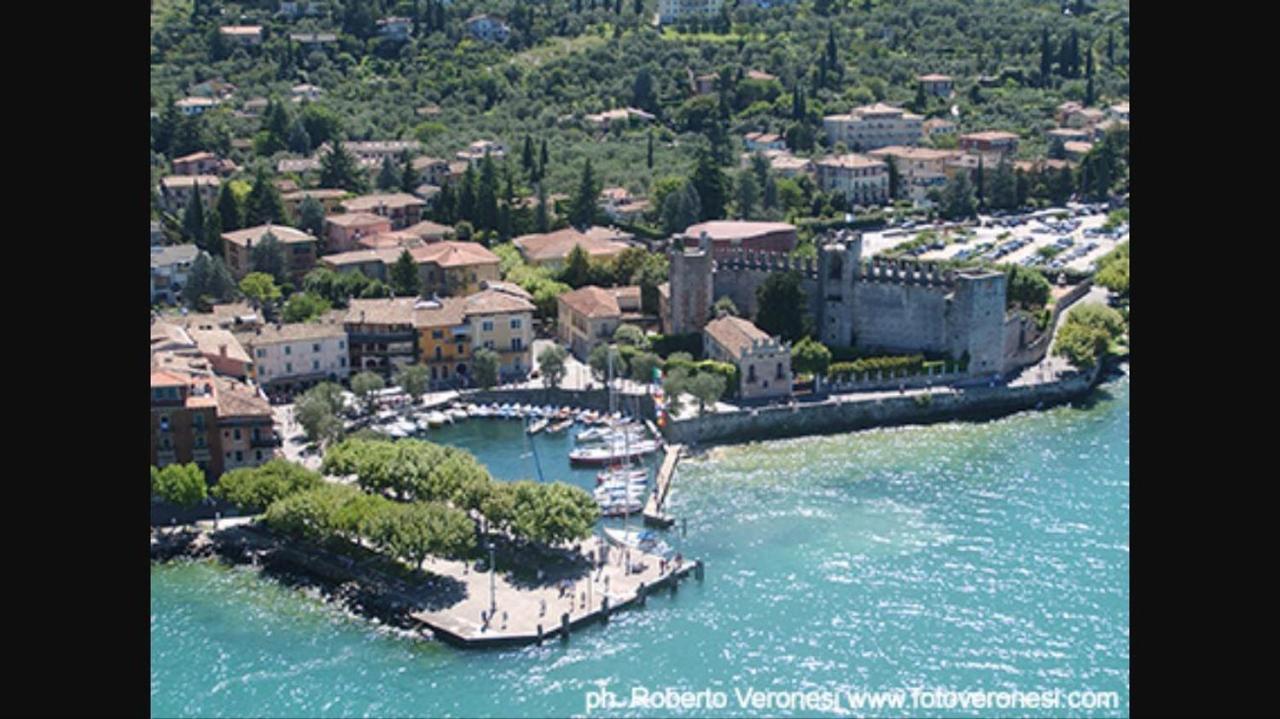 Suite La Castellana Torri Del Benaco Bagian luar foto