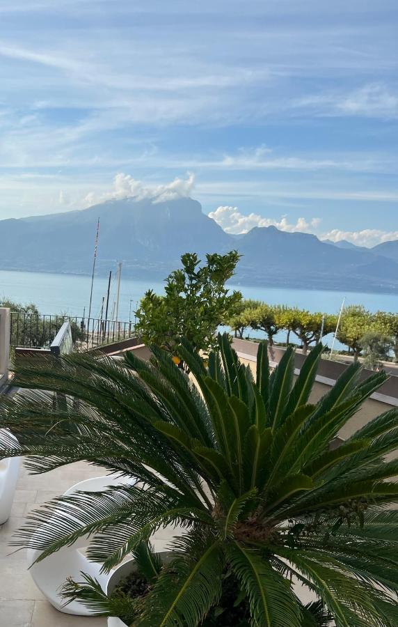 Suite La Castellana Torri Del Benaco Bagian luar foto