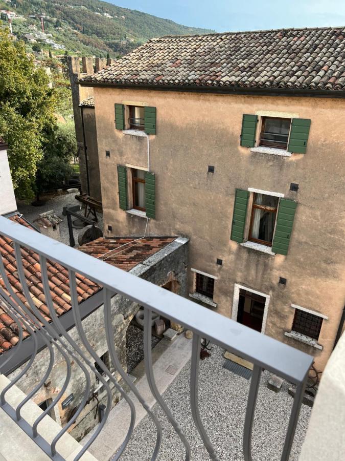 Suite La Castellana Torri Del Benaco Bagian luar foto