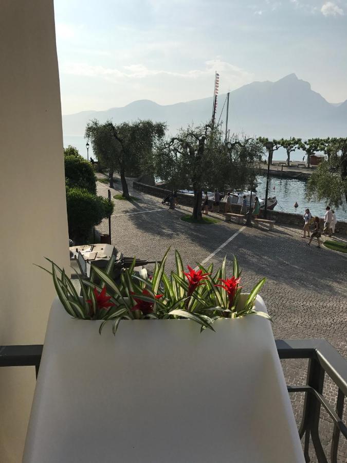 Suite La Castellana Torri Del Benaco Bagian luar foto