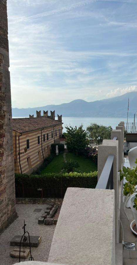 Suite La Castellana Torri Del Benaco Bagian luar foto