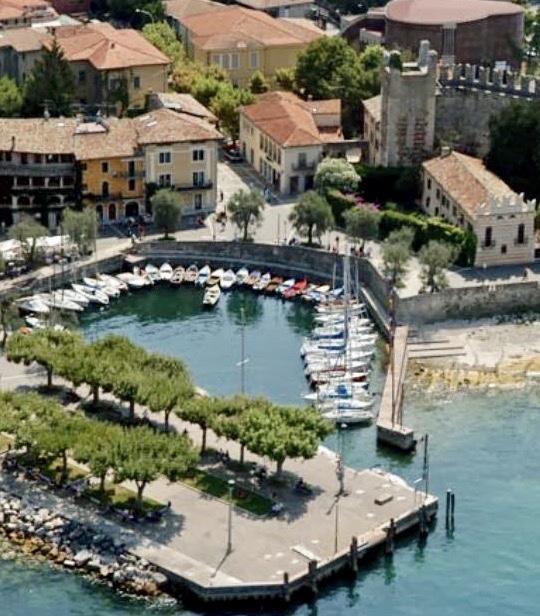 Suite La Castellana Torri Del Benaco Bagian luar foto