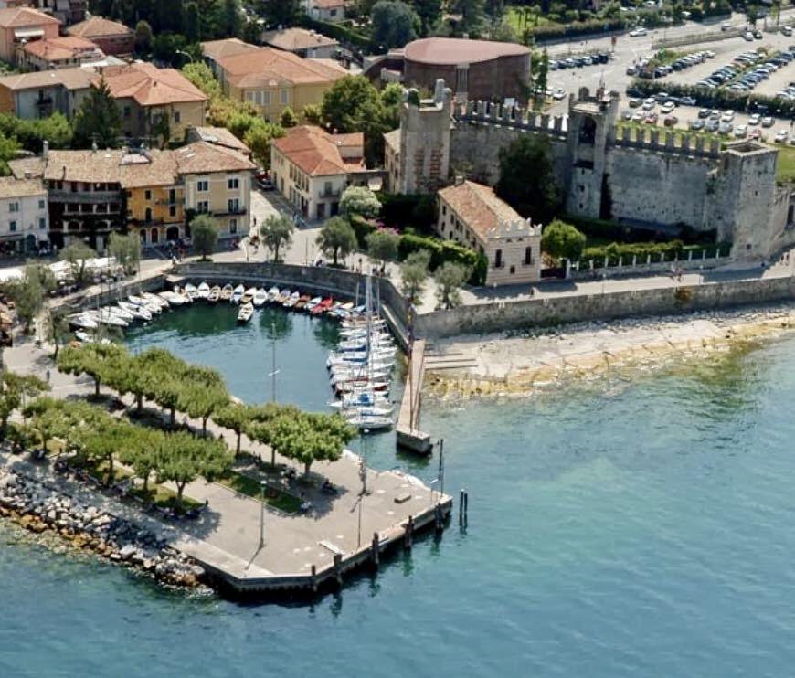 Suite La Castellana Torri Del Benaco Bagian luar foto
