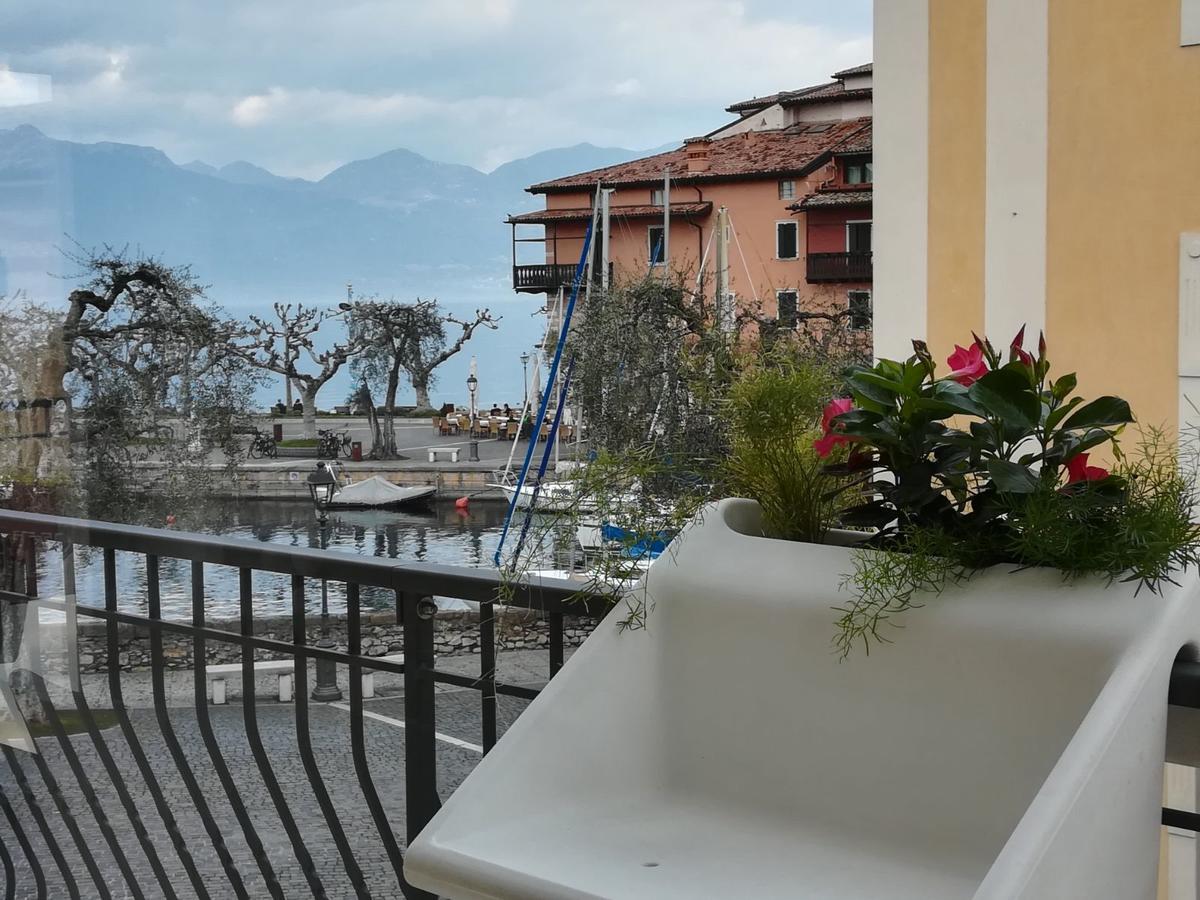 Suite La Castellana Torri Del Benaco Bagian luar foto
