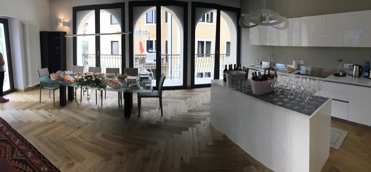 Suite La Castellana Torri Del Benaco Bagian luar foto